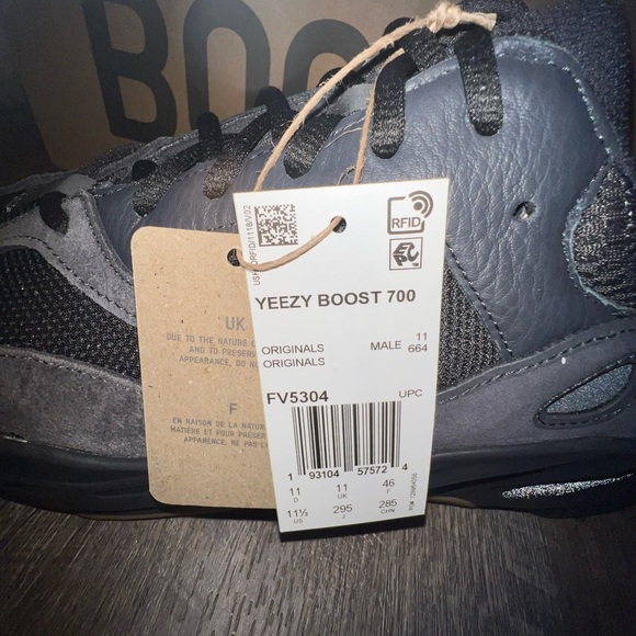 Yeezy Adidas Boost 700 Utility Black - Picture 3 of 7